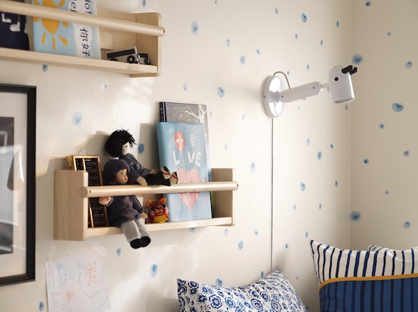 壁掛け棚と本と人形