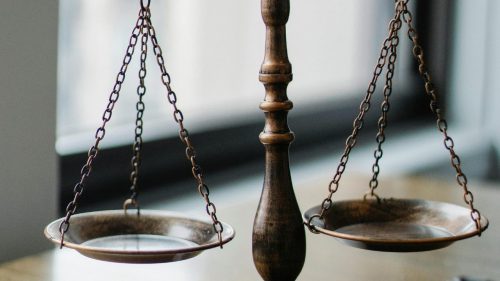 ジャッジオフィスでのジャッジメントスケールとガベル